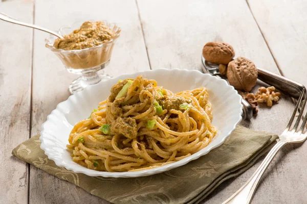 Spaghetti Cabbage Pesto Nuts — Stock Photo, Image