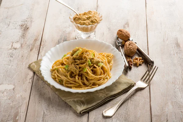 Spaghetti Cabbage Pesto Nuts — Stock Photo, Image