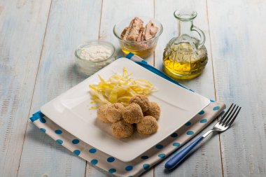 Ricotta peyniri ve salatalı ton balığı köftesi.