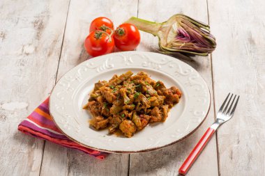 Enginar ve domates soslu dana güveci.