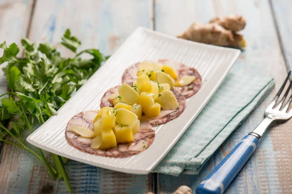 Patatesli ahtapot carpaccio maydanoz ve zencefil.