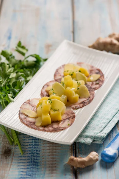 Patatesli ahtapot carpaccio maydanoz ve zencefil.