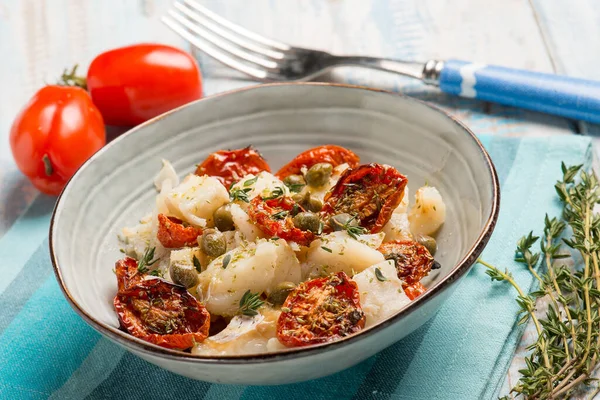 Salada Com Tomates Secos Baccala Alcaparra — Fotografia de Stock