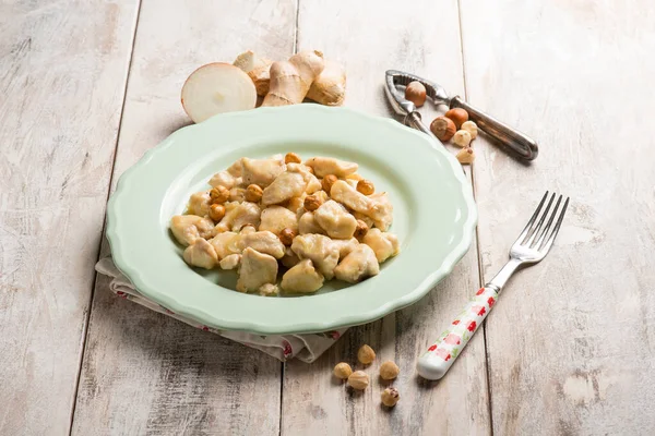 Hühnchen Gebraten Mit Haselnüssen Und Frischem Ingwer — Stockfoto