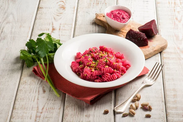 Pancar soslu ve fıstıklı makarna