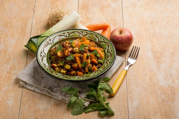 Arroz Rojo Con Zanahorias Manzana Hoja Menta —  Fotos de Stock