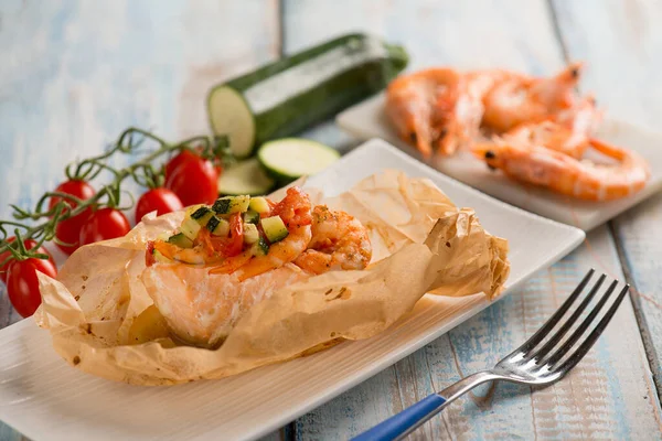 Lax Och Räkor Inslagna Med Tomater Och Zucchini — Stockfoto