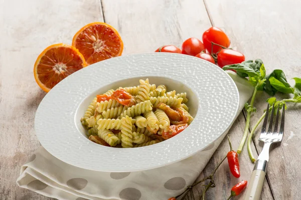Pasta Fusilli Dengan Basil Pesto Dan Kulit Parut Oranye — Stok Foto