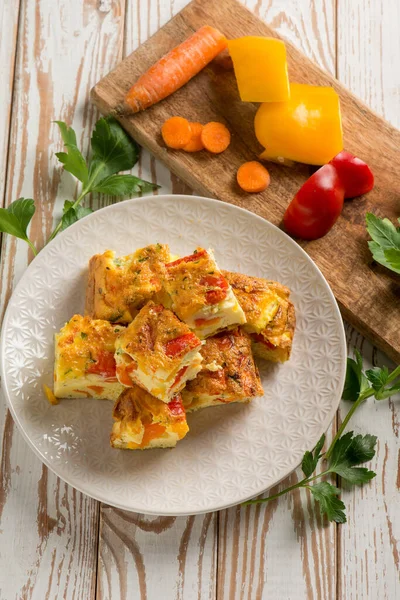 Omelete Fatiada Com Legumes Mistos — Fotografia de Stock