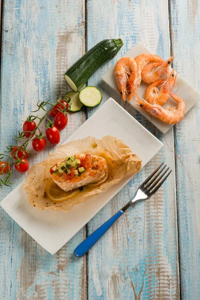 Lax Och Räkor Inslagna Med Tomater Och Zucchini — Stockfoto