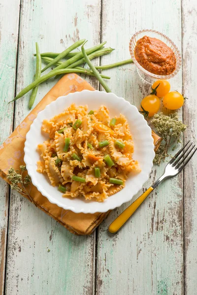 Pasta Met Gedroogde Tomaten Pesto Groene Erwten — Stockfoto