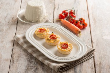 domates ve havuçlu ricotta peynirli tart.