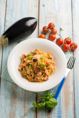 taze somon domatesli ve patlıcanlı spagetti.