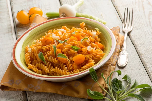 Lentilhas Macarrão Com Tomates Amarelos Sálvia — Fotografia de Stock