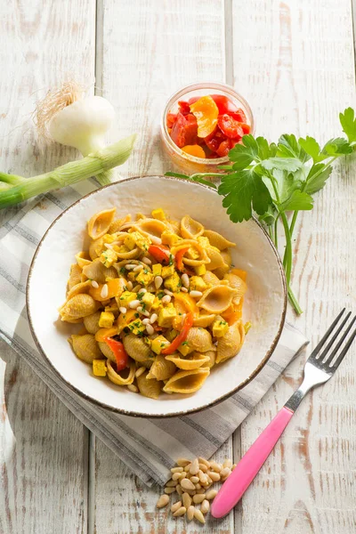 Pasta Shelle Con Tofu Capsicum Curcuma Pinoli — Foto Stock