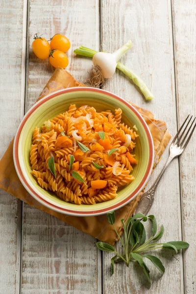 Lentilhas Macarrão Com Tomates Amarelos Sálvia — Fotografia de Stock