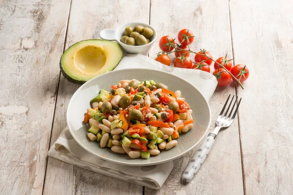 Salada Feijão Com Tomate Abacate Azeitonas Capsicum — Fotografia de Stock