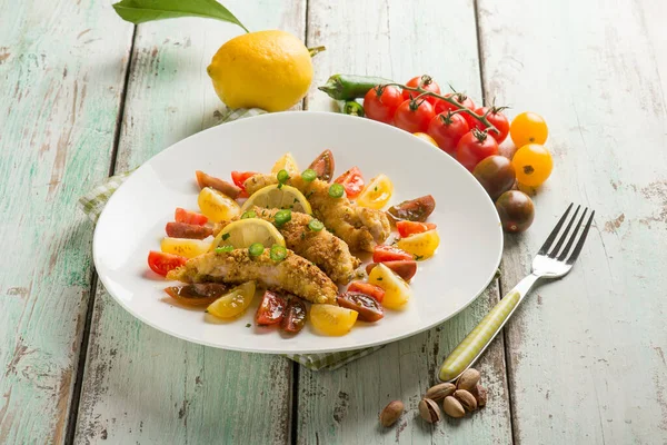 Filete Pollo Empanado Con Ensalada Tomate —  Fotos de Stock