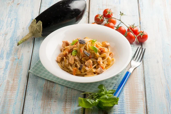 Spaghetti Fresh Salmon Tomatoes Eggplant — Stock Photo, Image