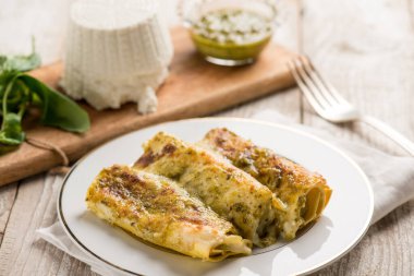 Pesto soslu ve ricotta peynirli cannelloni.