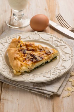 Ispanaklı kek ve badem gevreği.