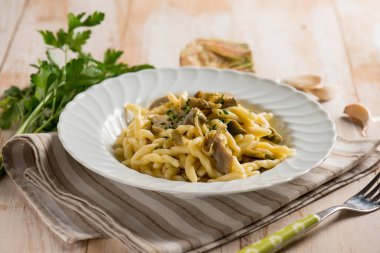 Enginar ve garli trofie makarna.