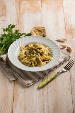 Enginar ve garli trofie makarna.