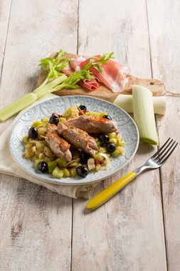 Jambonlu ekmek ve siyah zeytin.