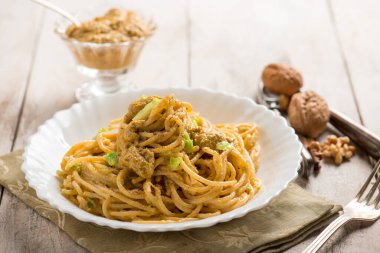 Lahana soslu ve fındıklı spagetti.