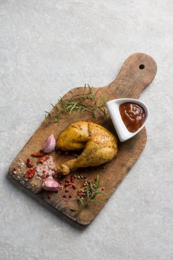 Barbekü soslu tavuk bacağı biber tuzu ve biberiye.