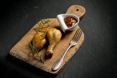 Barbekü soslu tavuk bacağı biber tuzu ve biberiye.