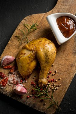 Baharatlı biber ve tuzlu tavuk budu.