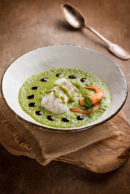 Kabak kreması ve balzamik sirke üzerine balık filetosu ve karides.