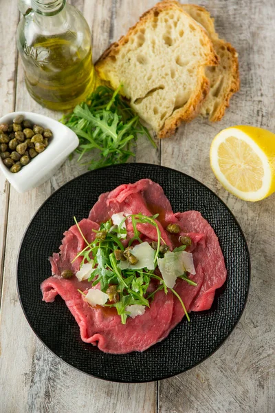 Rindfleisch Carpaccio Mit Rucola Kapern Und Parmesan — Stockfoto