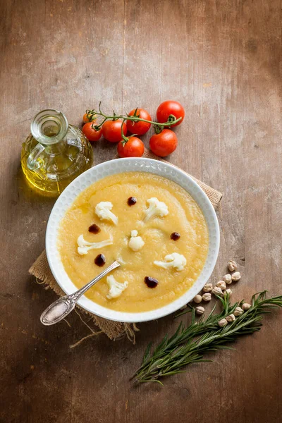 Blumenkohlsuppe Mit Tomaten Kichererbsen Und Balsamico Essig — Stockfoto