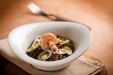 red quinoa salad with shrimp and zucchinis