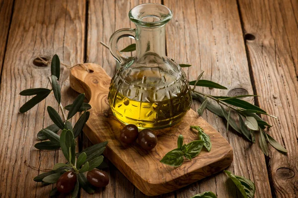 Olive Oil Bottle Leaf Black Olives — Photo