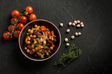 Fasulye ve nohutlu ratatouille.