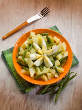 Patates salatası yeşil fasulye ve haşlanmış yumurta