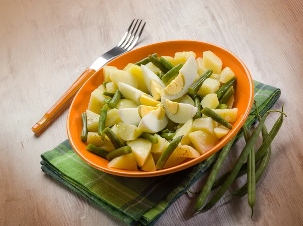 Salada de batatas com feijão verde e ovos cozidos — Fotografia de Stock