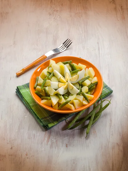 Картофельный салат с зеленой фасолью и вареными яйцами — стоковое фото