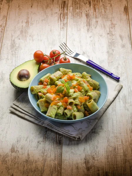 Pasta met avocado en tomaten — Stockfoto