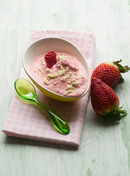 Mousse di fragole con cioccolato bianco — Foto Stock