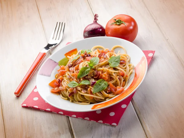 Espaguete com tomate fresco cebola vermelha e pimenta quente — Fotografia de Stock