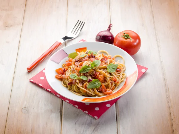 Espaguetis con cebolla roja de tomate fresco y chile picante —  Fotos de Stock