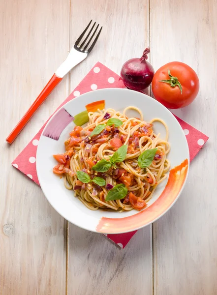 Spaghetti with fresh tomato red onion and hot chili pepper — Stock Photo, Image