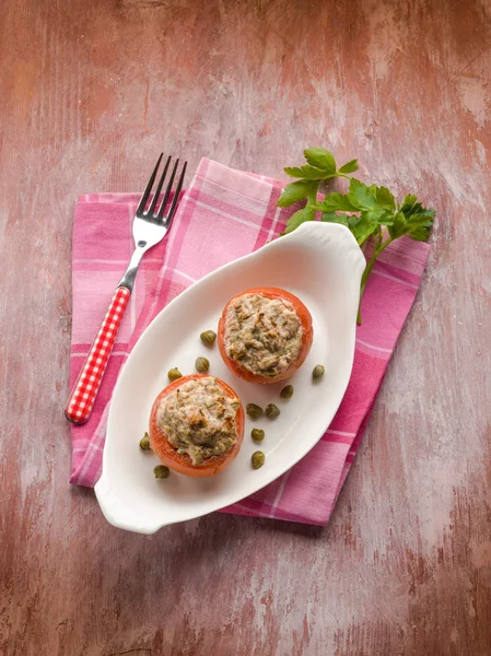 Tomates recheados com atum e alcaparras — Fotografia de Stock