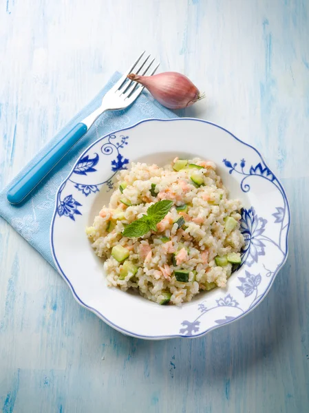 Risotto met verse zalm en courgettes — Stockfoto