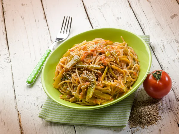 Espaguetis con tomates pimiento verde y semillas de sésamo — Foto de Stock
