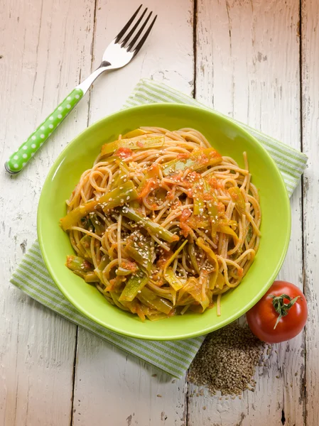 Espaguete com tomates pimenta verde e sementes de gergelim — Fotografia de Stock